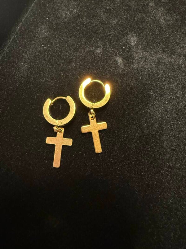 Kleine Creolen mit Kreuz