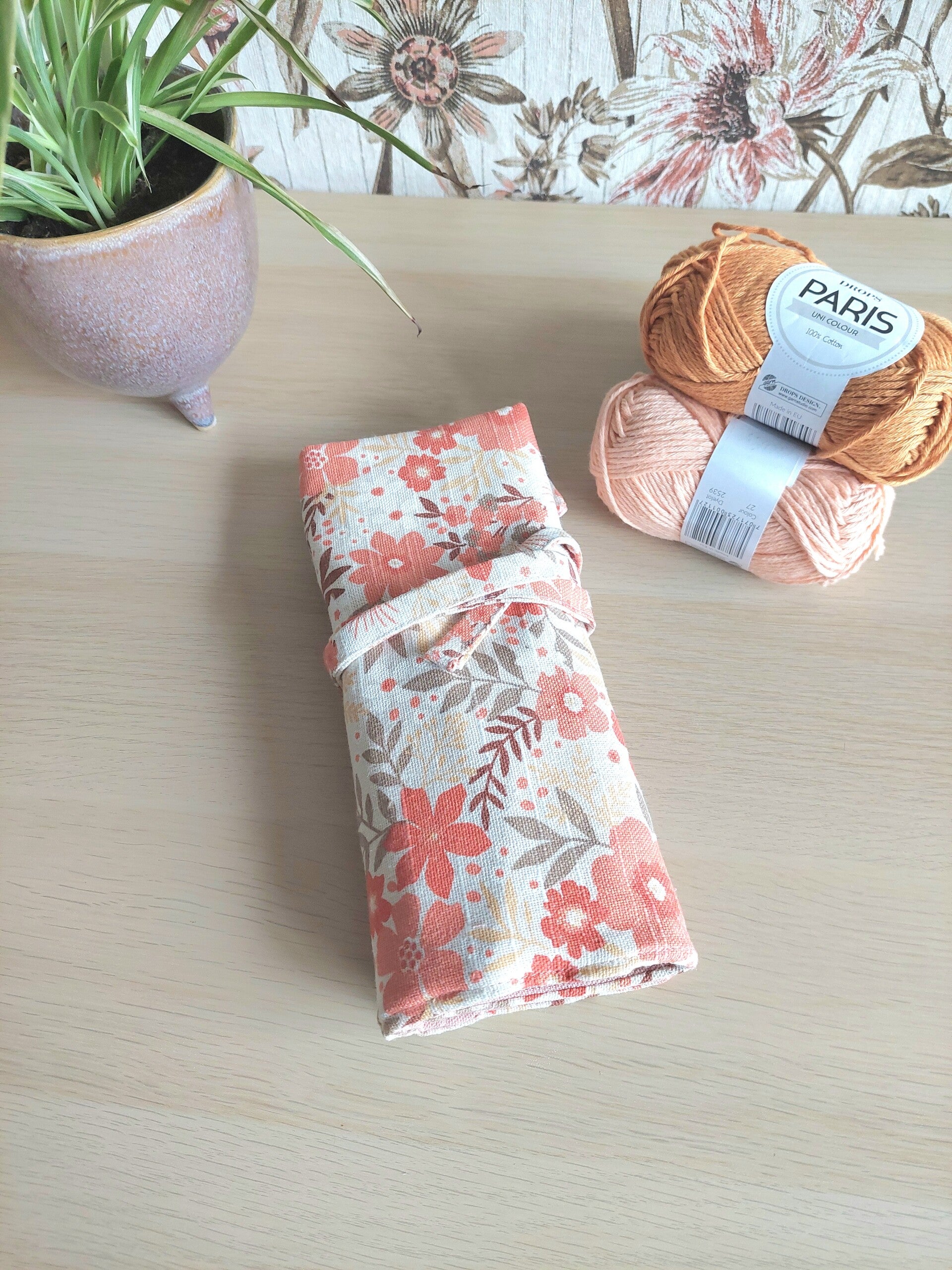 Haaknaaldenrol met etui Peachy flowers