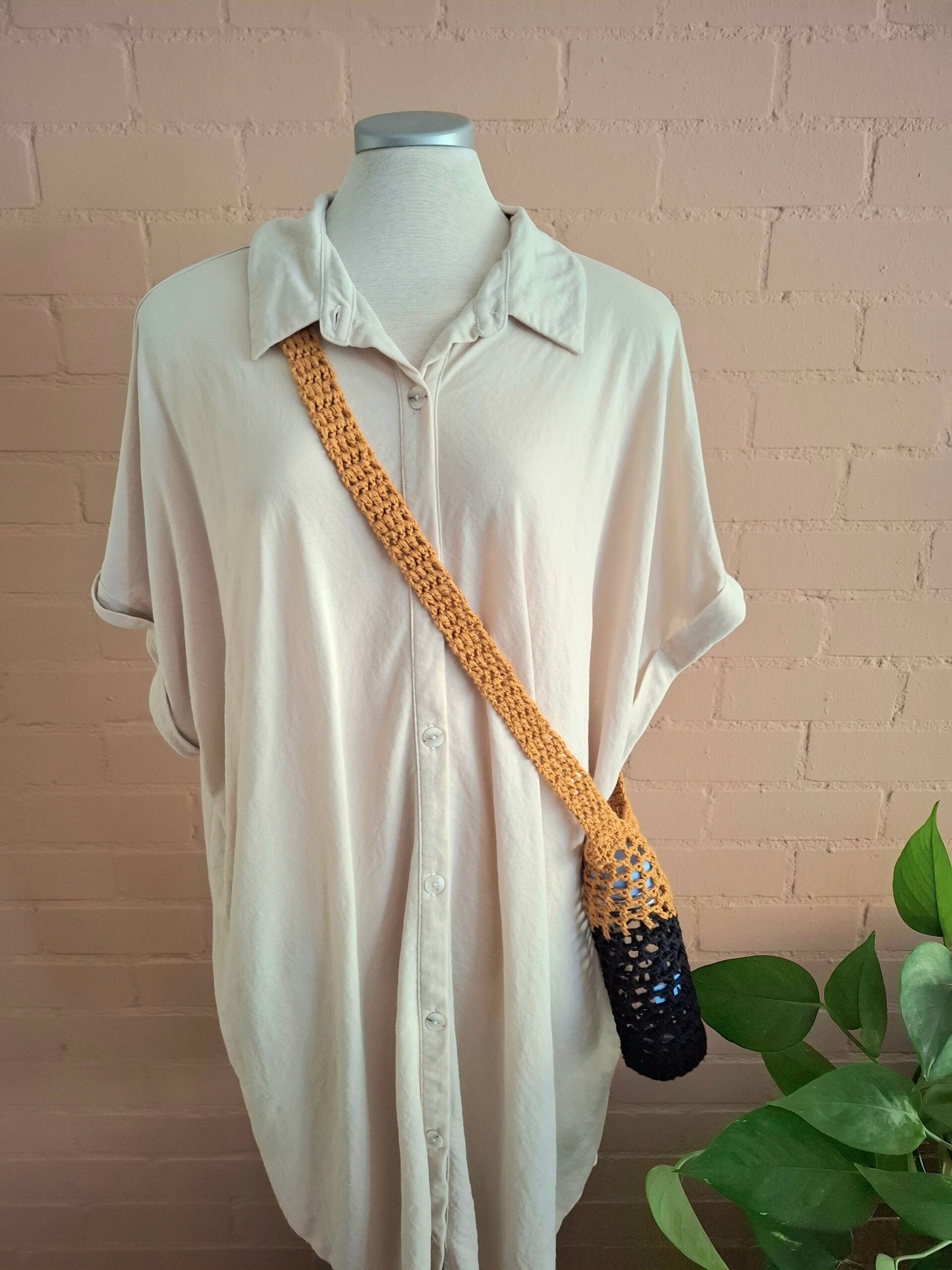 Gehaakte waterfles houder zwart/oker