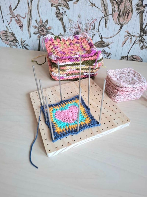 Granny square blocking board