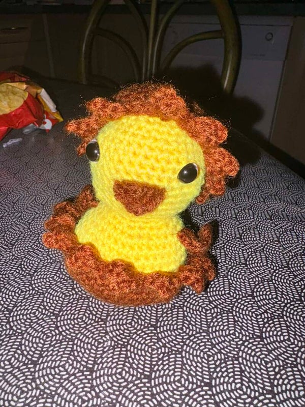 Amigurumi poussin avec sa coquille