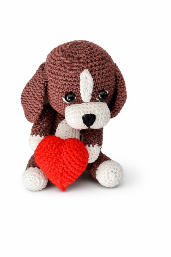 Chien avec son coeur pour la saint valentin amigurumi