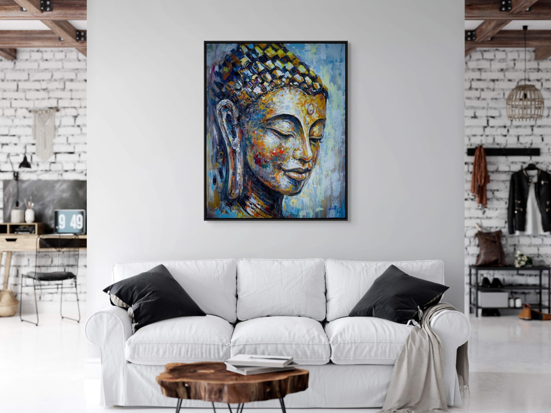 Boeddha schilderij Golden Serenity boven bank in licht interieur – handgeschilderde Boeddha kunst
