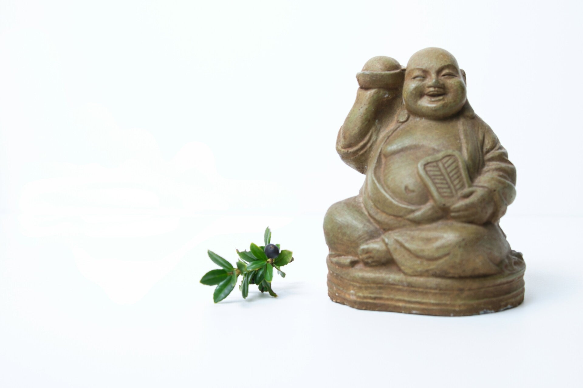 Lachende Boeddha beeld (Budai) met vrolijke uitstraling als symbool voor geluk en overvloed