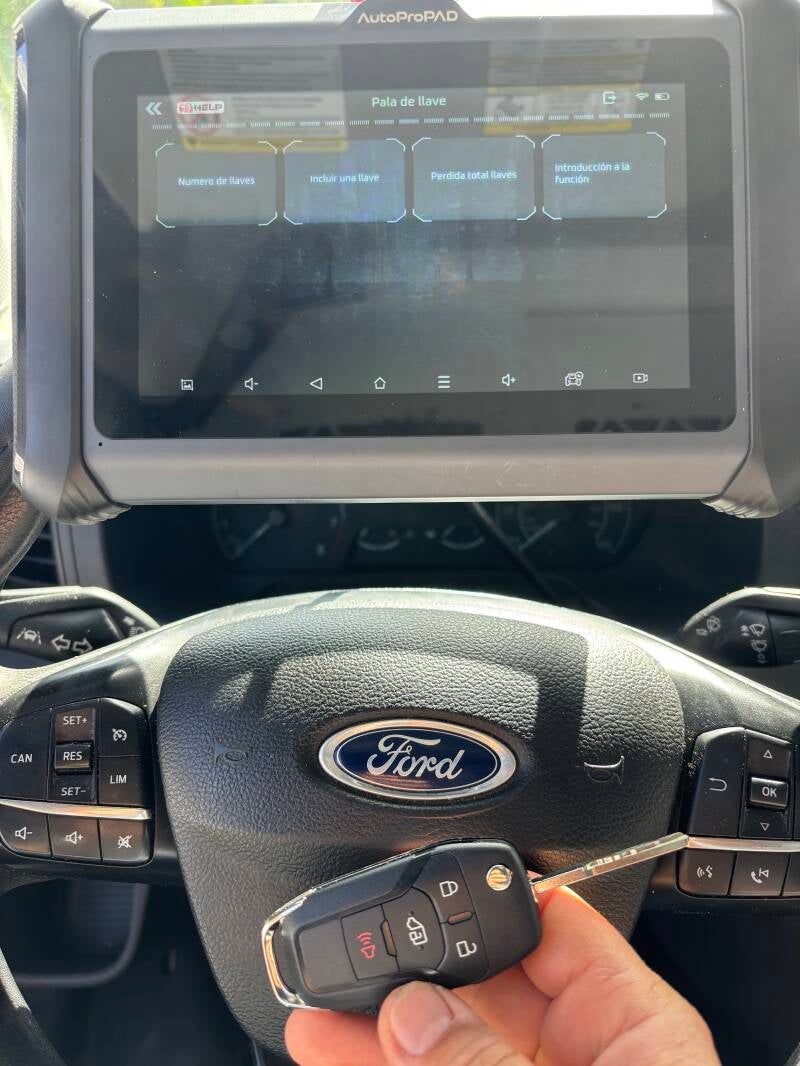 Programación de llave de auto Ford por Castillo Locksmith en Miami-Dade