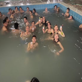 Termas en pueblo de machu.jpg