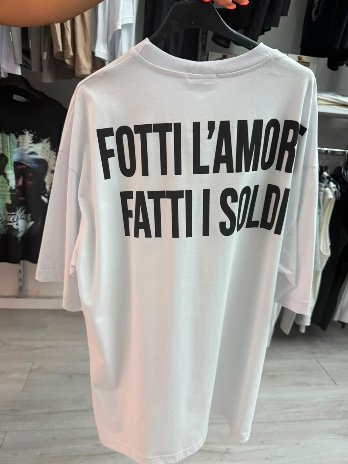 T-Shirt "FOTTI L'AMORE FATTI I SOLDI"
