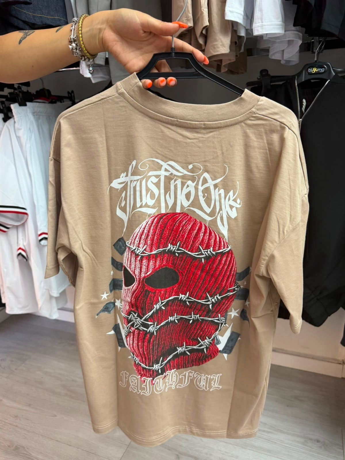 T-Shirt "Trust No One"