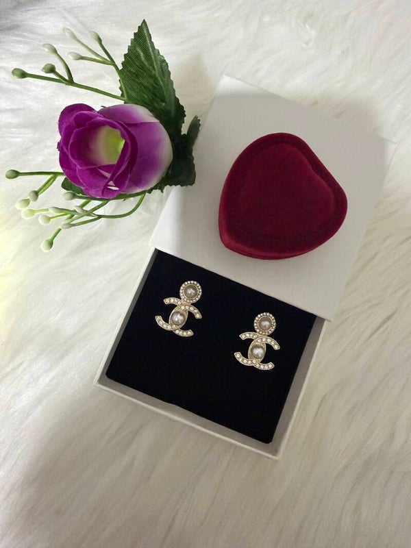 Chanel with peals