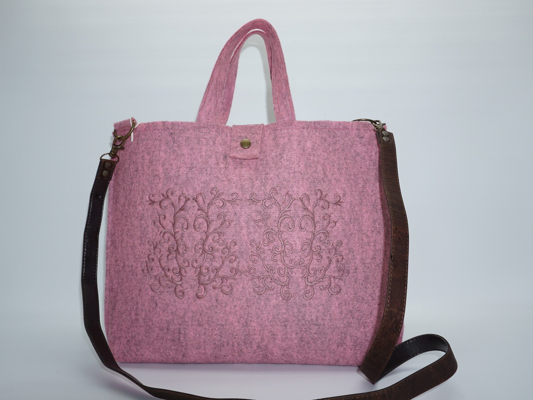 Roze handtas/ cross bodytas van bio wolvilt met borduurpatroon