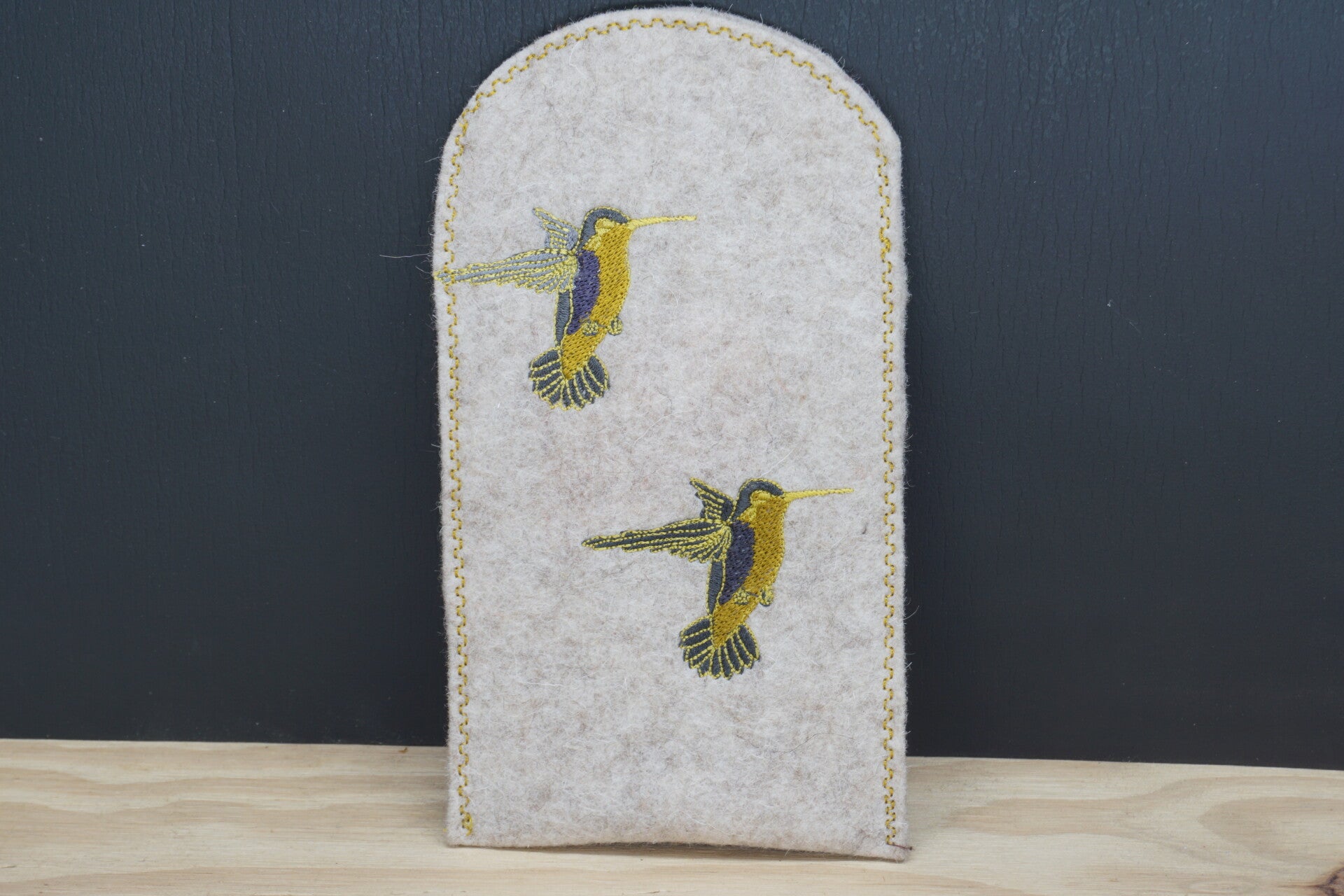 Telefoon hoesje van beige bio vilt met vogels