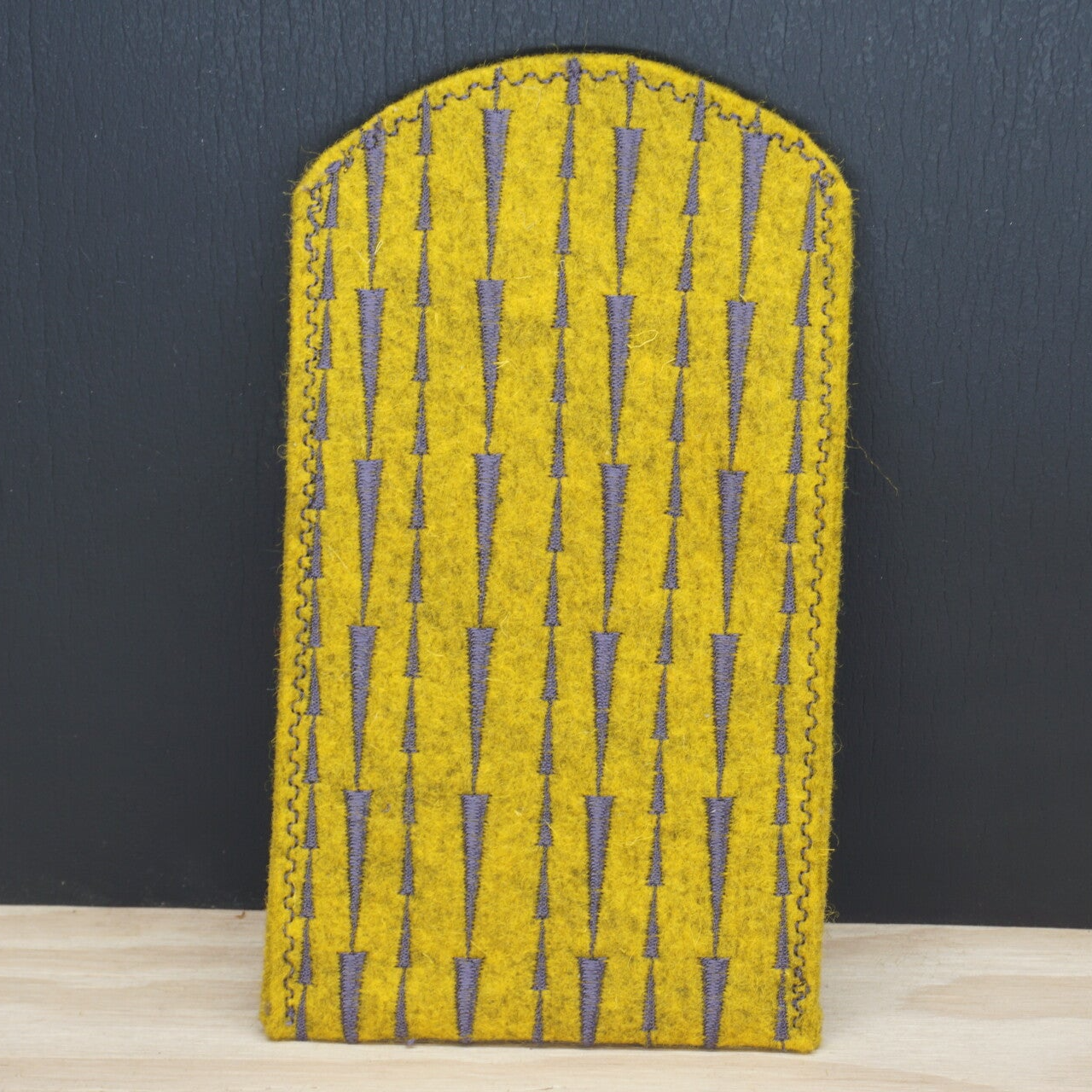 Telefoon hoesje van okergele bio vilt met siersteken