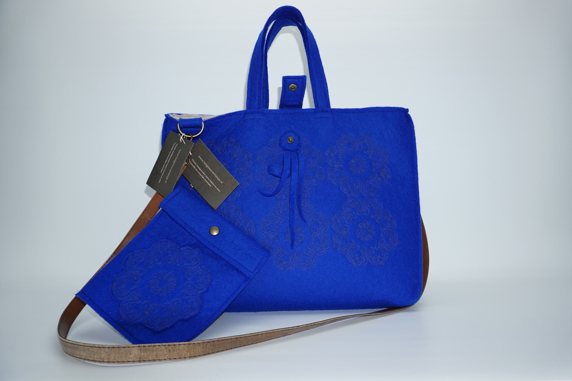 Blauw etui van wolvilt met borduurpatroon