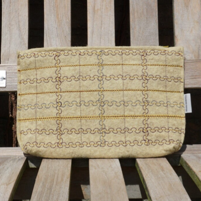 Beige geel etui van bio vilt met siersteken