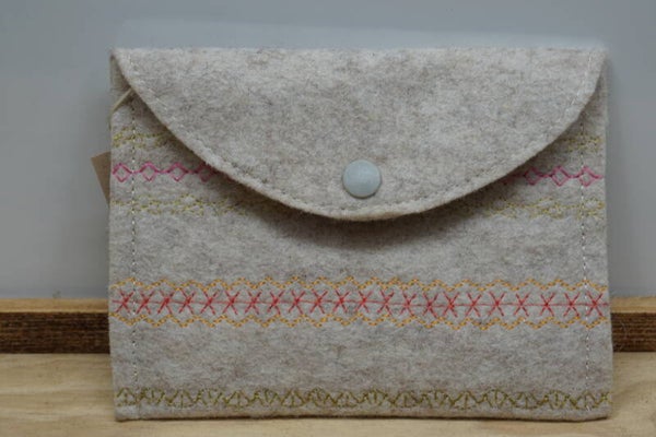 Etui van licht beige bio vilt met siersteken