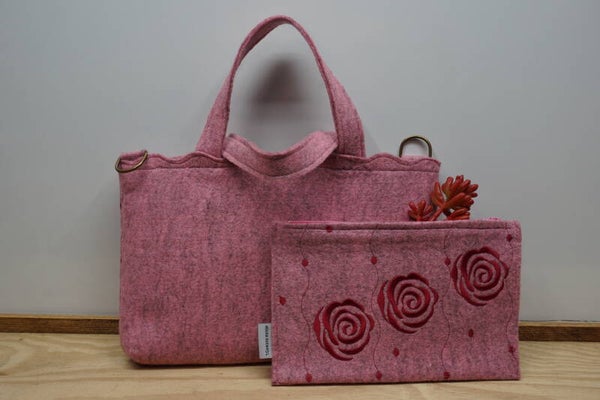 Roze etui/ toilettas van bio vilt met rozen