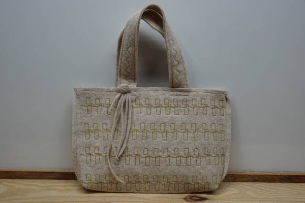 Licht beige handtas van bio vilt met siersteken