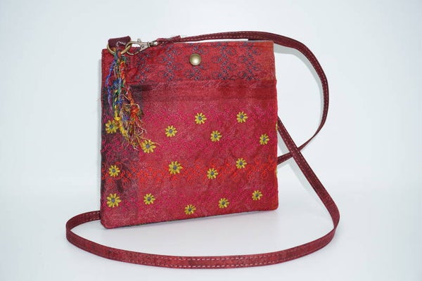 Cross body tasje van zijde met siersteken