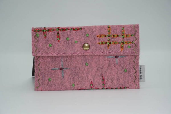 Roze etui van bio vilt met siersteken