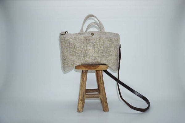 Beige handtas/ crossbodytas  van bio wolvilt met siersteken