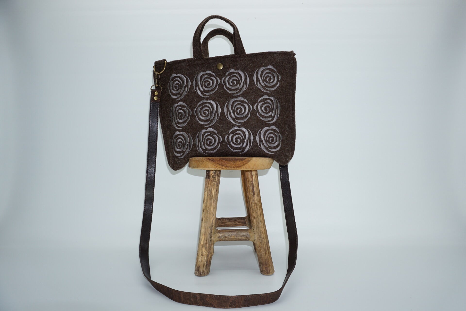 Bruine handtas/ crossbodytas van bio wolvilt met borduurpatroon