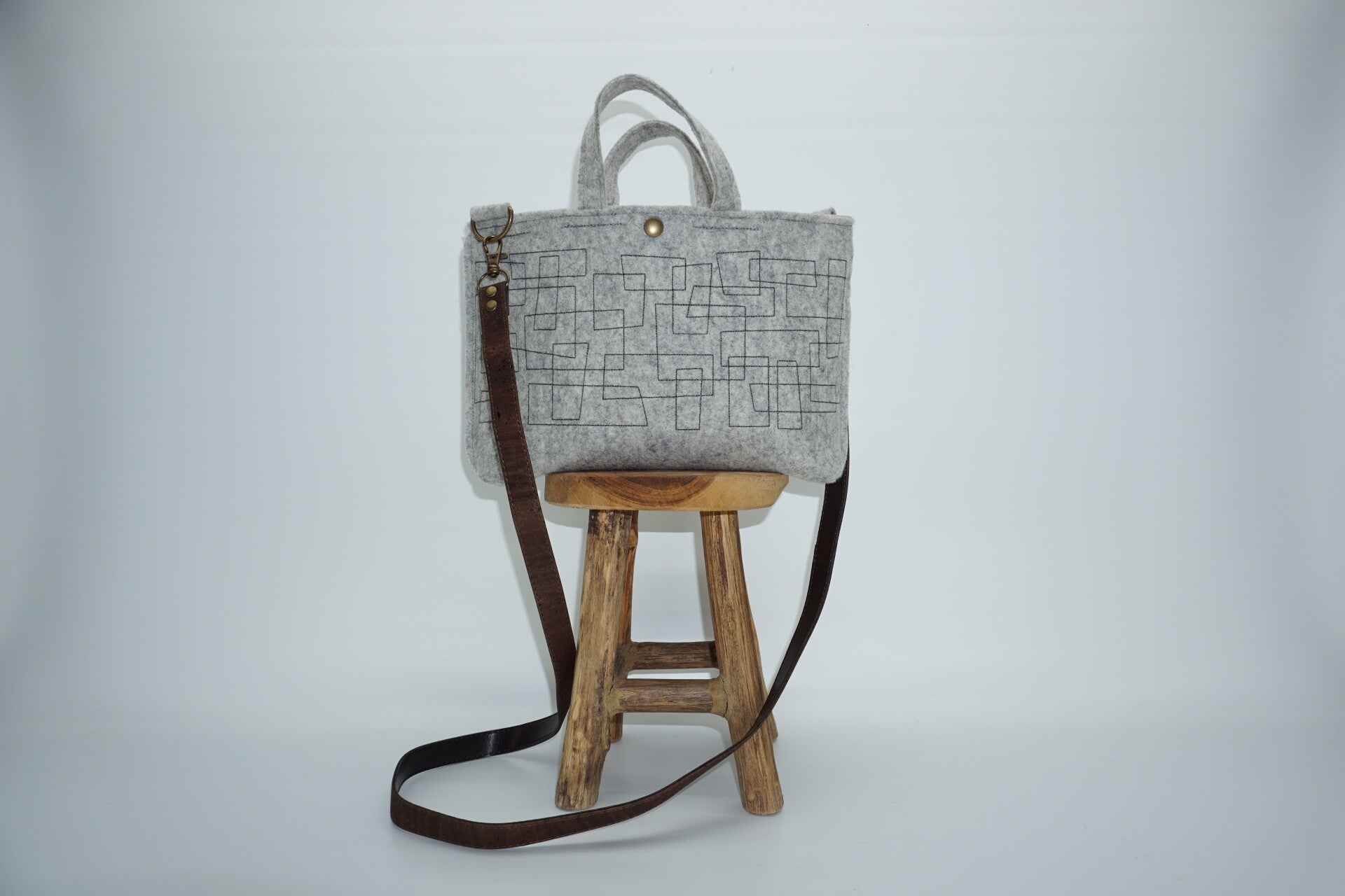 Lichtgrijze handtas/crossbodytas van bio wolvilt met siersteken