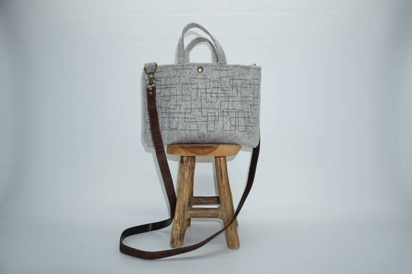 Lichtgrijze handtas/crossbodytas van bio wolvilt met siersteken