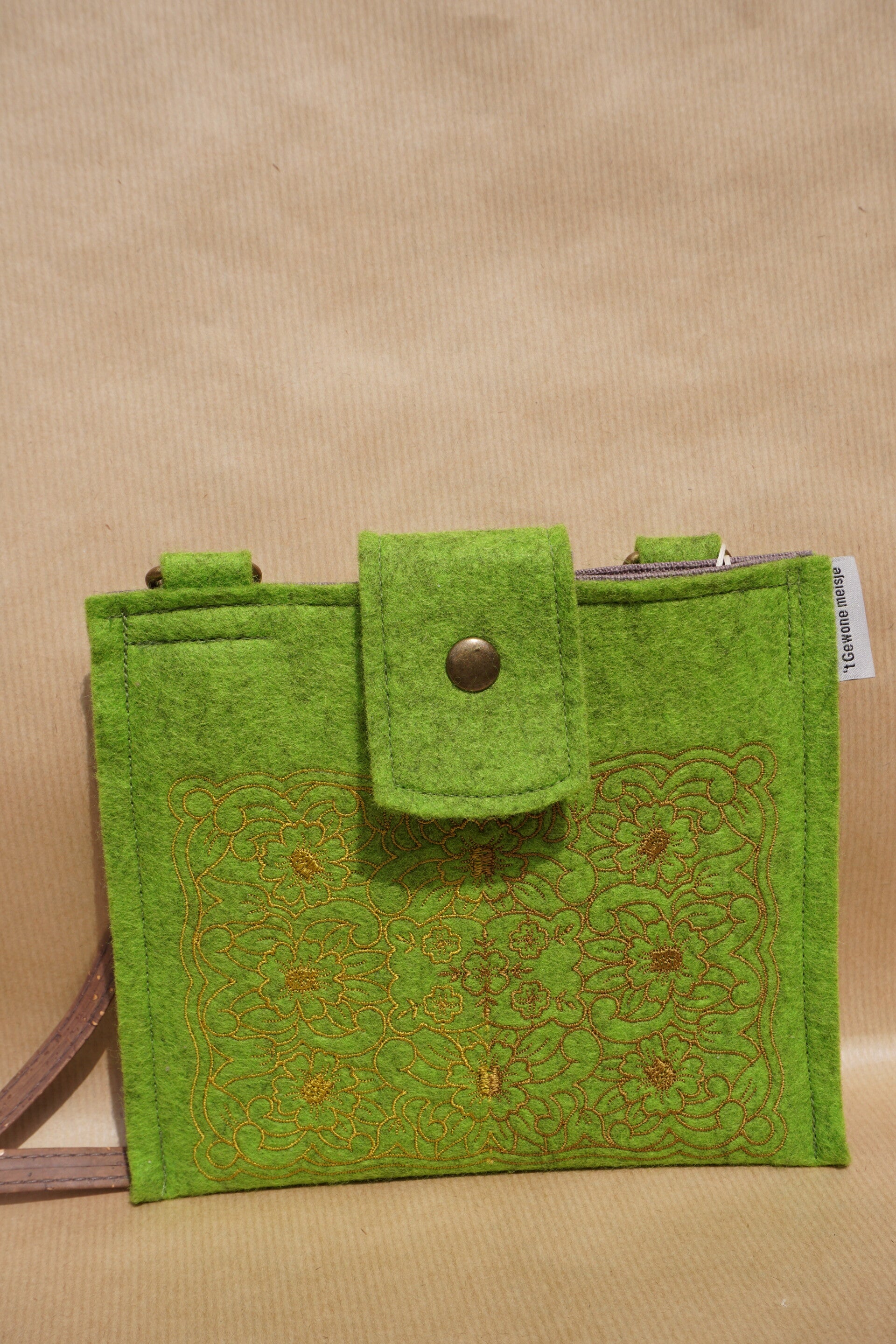 Cross body tasje van bio wolvilt