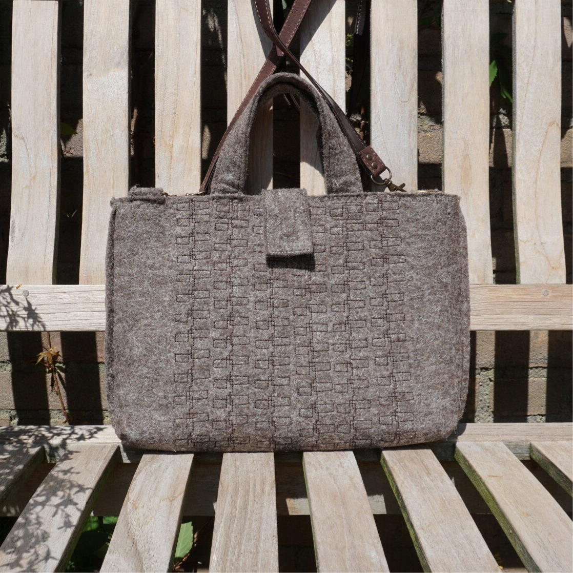 Bruine hand tas/ cross body tas van bio vilt met siersteken