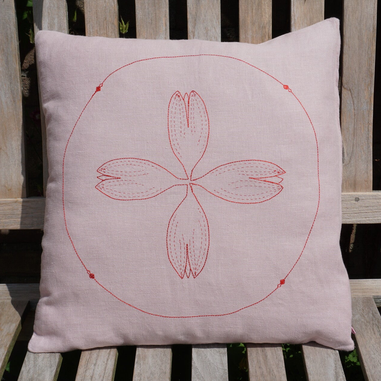 Roze linnen kussen met tulpen