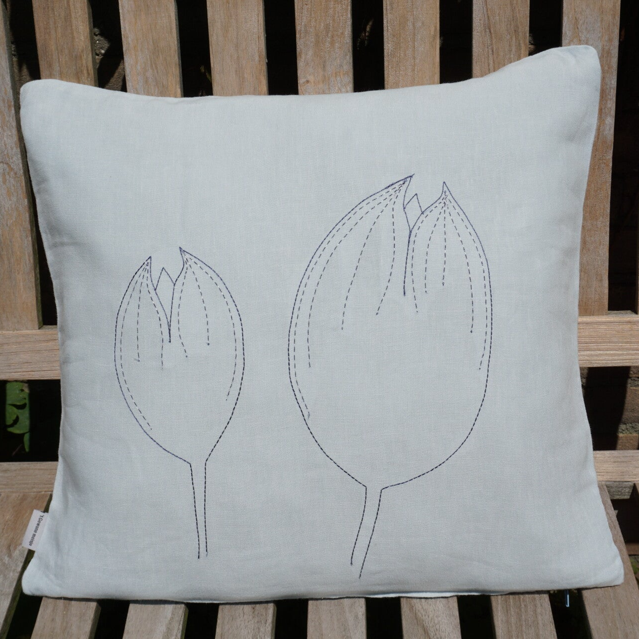 Linnen kussen  ijsblauw met tulpen