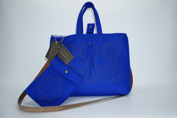 Blauwe handtas /cross bodytas van bio wolvilt  met borduurpatroon