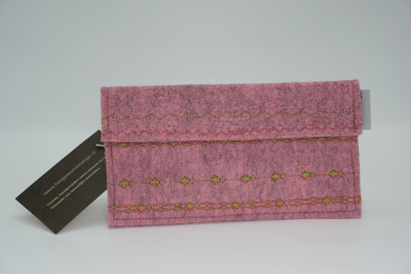Roze etui van bio wolvilt met siersteken