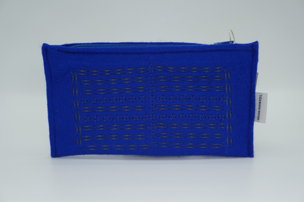 Blauw etui van wolvilt met siersteken