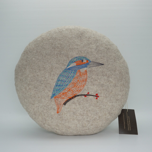 Beige kussen van bio vilt met ijsvogel