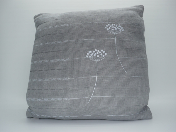 Grijs linnen kussen met siersteken