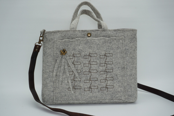 Licht grijze handtas/ cross bodytas van bio wolvilt met siersteken