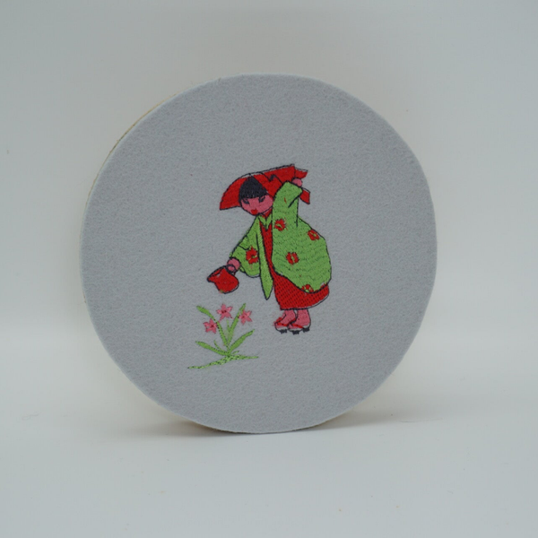 Wand decoratie van wolvilt met borduurpatroon