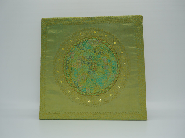 Wand decoratie van zijde,  met siersteken