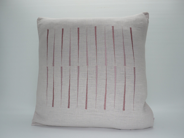Licht roze linnen kussen met siersteken