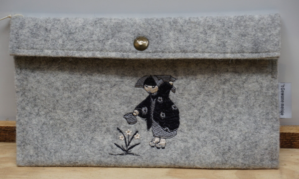 Etui van lichtgrijs bio vilt  met borduurpatroon