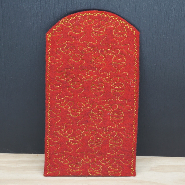 Telefoon hoesje van rode bio vilt met siersteken