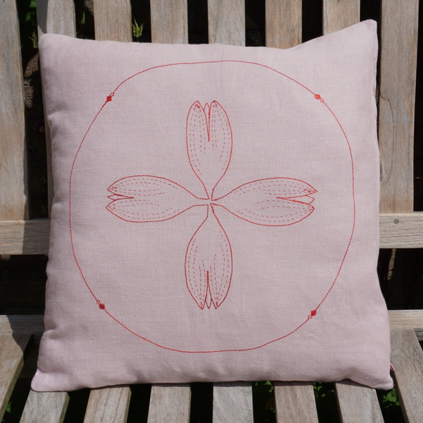 Roze linnen kussen met tulpen