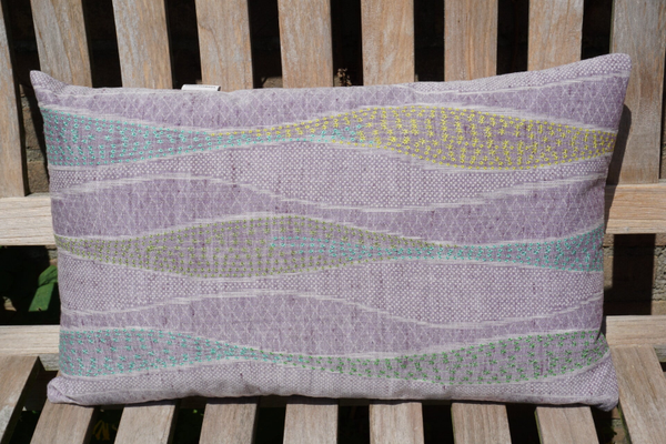 Lila kussen van Japanse vintage stof met siersteken