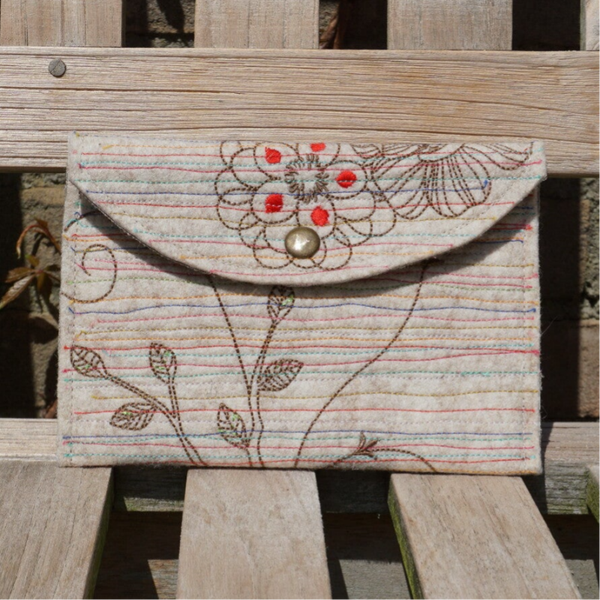 Beige etui van bio vilt met vogelmotief