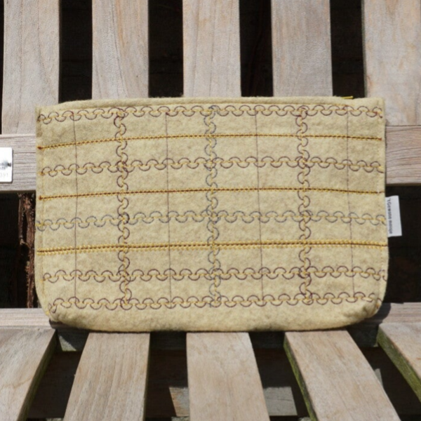 Beige geel etui van bio vilt met siersteken