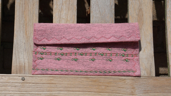 Roze etui van bio vilt met siersteken