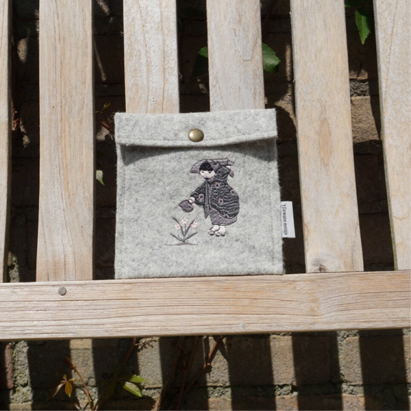 Licht grijs etui van bio vilt met borduurpatroon