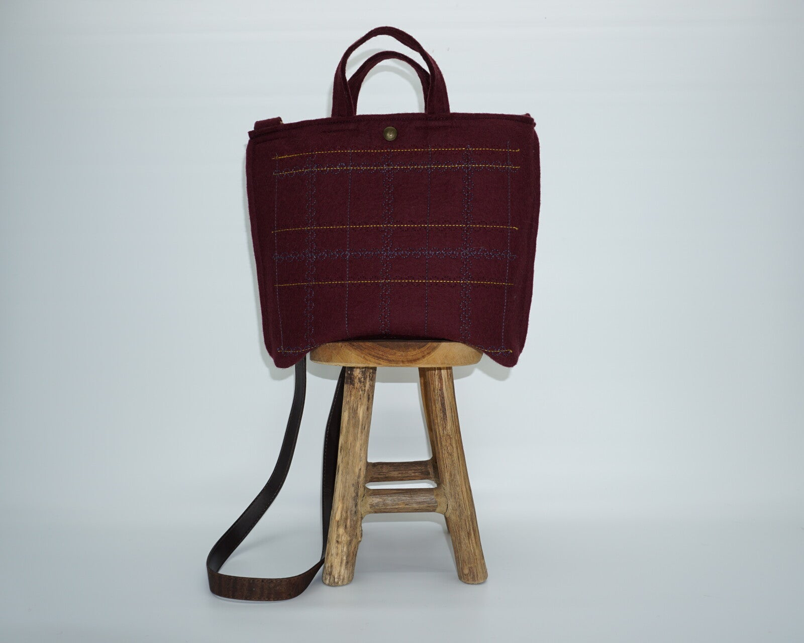 Bordeauxrode handtas/ crossbodytas van wolvilt met siersteken