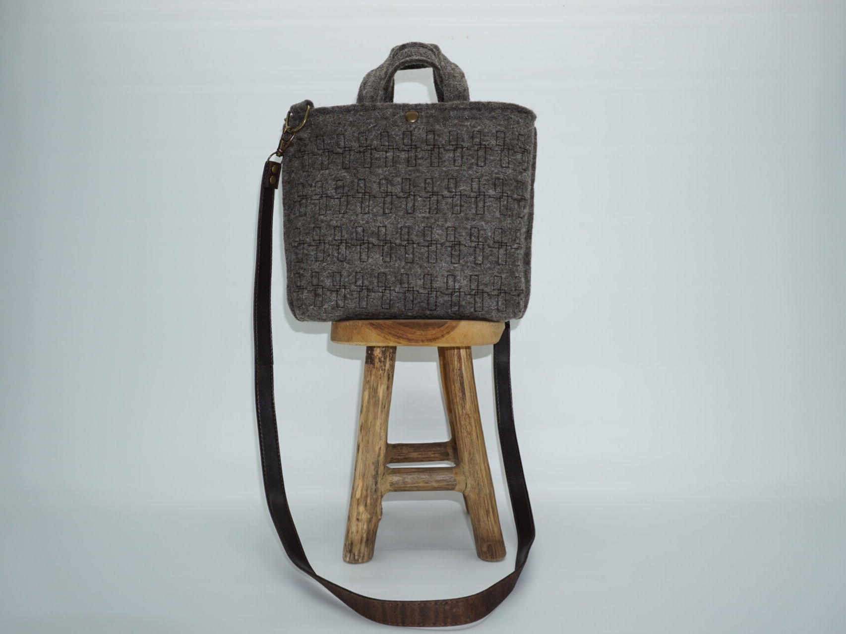Donker beige handtas/ crossbodytas van bio wolvilt met siersteken